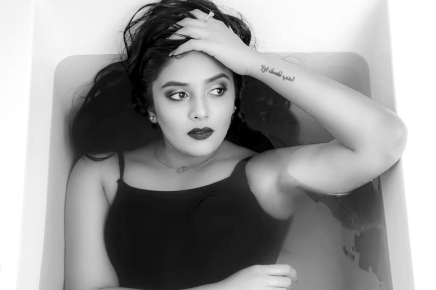Jabardasth Anchors Rashmi Gautam and Anasuya Bharadwaj Remuneration details pk.. యాంకర్లే కదా.. ఏం సంపాదిస్తారులే అనుకుంటున్నారా..? ఒక్కసారి వాళ్ల రెమ్యునరేషన్ తెలిస్తే.. వాళ్ళు నెలకు సంపాదించే లెక్క తెలిస్తే కొందరు గుండె కూడా ఆగిపోతుంది. ఇప్పుడు ఇండస్ట్రీలో ఉన్న కొందరు హీరోయిన్ల కంటే కూడా మన దగ్గర స్టార్ యాంకర్లు ఎక్కువగా సంపాదిస్తున్నారు. telugu anchors remuneration,jabardasth remuneration,jabardasth anchors remuneration,telugu anchor remunaration,telugu anchor suma kanakala remuneration,jabardasth anchor anasuya remuneration,telugu jabardasth anchor rashmi gautam remuneration,telugu cinema,తెలుగు యాంకర్లు,జబర్దస్త్ యాంకర్ అనసూయ,జబర్దస్త్ యాంకర్ రష్మి గౌతమ్,జబర్దస్త్ యాంకర్స్ రెమ్యునరేషన్స్,తెలుగు యాంకర్ల రెమ్యునరేషన్,తెలుగు యాంకర్ సుమ రెమ్యునరేషన్,తెలుగు సినిమా
