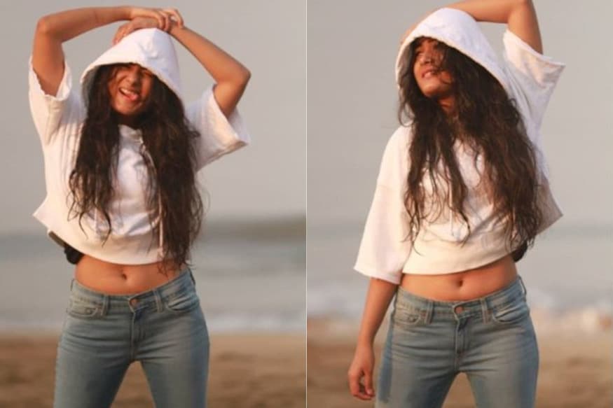 Arjun Reedy beauty Shalini Pandey Bollywood Chance in Director Anurag Kashyap movie.. విజయ్ దేవరకొండ లవరా.. ఎవరబ్బా అనుకుంటున్నారా..? ఎక్కువగా ఆలోచించాల్సిన అవసరం లేదు.. తెలుగు ఇండస్ట్రీలో తొలి సినిమాతో గుర్తింపు తెచ్చుకున్న హీరోయిన్లను అదే పేరుతో గుర్తు పెట్టుకుంటారు మన ప్రేక్షకులు. ఇప్పుడు విజయ్ దేవరకొండ ‘అర్జున్ రెడ్డి’ సినిమాతో తెలుగు ఇండస్ట్రీకి పరిచయం అయిన షాలిని పాండే కూడా ఇప్పటికీ ప్రేక్షకులకు అర్జున్ రెడ్డి ప్రేమికురాలిగానే గుర్తుంది. shalini pandey instagram,shalini pandey twitter,shalini pandey movies,shalini pandey bollywood,shalini pandey vijay devarakonda,shalini pandey anurag kashyap,shalini pandey arjun reddy,telugu cinema,shalini pandey paresh rawal son,షాలిని పాండే,షాలిని పాండే బాలీవుడ్,అర్జున్ రెడ్డి హీరోయిన్ షాలిని పాండే బాలీవుడ్,విజయ్ దేవరకొండ షాలిని పాండే,తెలుగు సినిమా,షాలిని పాండే పరేష్ రావల్ తనయుడు,షాలిని పాండే అనురాగ్ కశ్యప్,