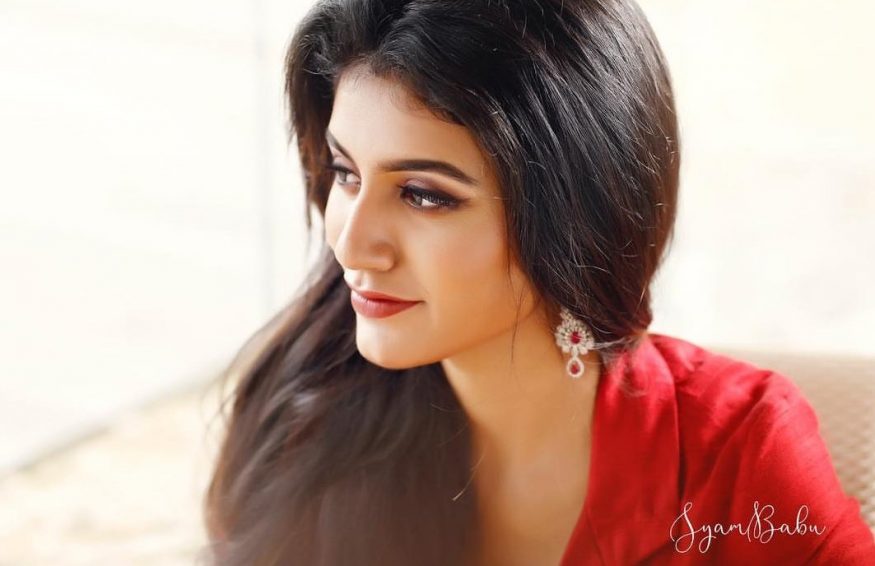 Story behind Priya Varrier rejection of Kalyaan Dhev movie.. మెగా హీరోలతో ఆఫర్స్ వస్తే హీరోయిన్లు నో అనే సమస్యే ఉండదు. అందులోనూ మళయాల ఇండస్ట్రీ నుంచి వచ్చే వాళ్లంతా ఇక్కడ ఎప్పుడెప్పుడు పాగా వేద్దామా అని చూస్తుంటారు. కానీ ప్రియా వారియర్ మాత్రం భిన్నం. ఈ భామకు తెలుగులో అదిరిపోయే ఆఫర్ వచ్చినా కూడా నో చెప్పి షాక్ ఇచ్చింది. చిరంజీవి చిన్నల్లుడికి అదిరిపోయే షాక్ ఇచ్చింది ఈ భామ. Priya Prakash Varrier kalyaan dhev movie,Priya Prakash Varrier mega movie,Priya Varrier mega offer,Priya Prakash Varrier telugu cinema,Priya Prakash Varrier,priya.p.varrier,Oru Adaar Love,Manikya Malaraya Poovi,malayalam cinema,ప్రియా వారియర్ కళ్యాణ్ దేవ్,ప్రియా ప్రకాశ్ వారియర్ కళ్యాణ్ దేవ్,ప్రియా ప్రకాశ్ వారియర్ అను ఇమ్మాన్యువల్, ప్రియా ప్రకాశ్ వారియర్ ఒరు అడార్ లవ్,మళయాలం సినిమా