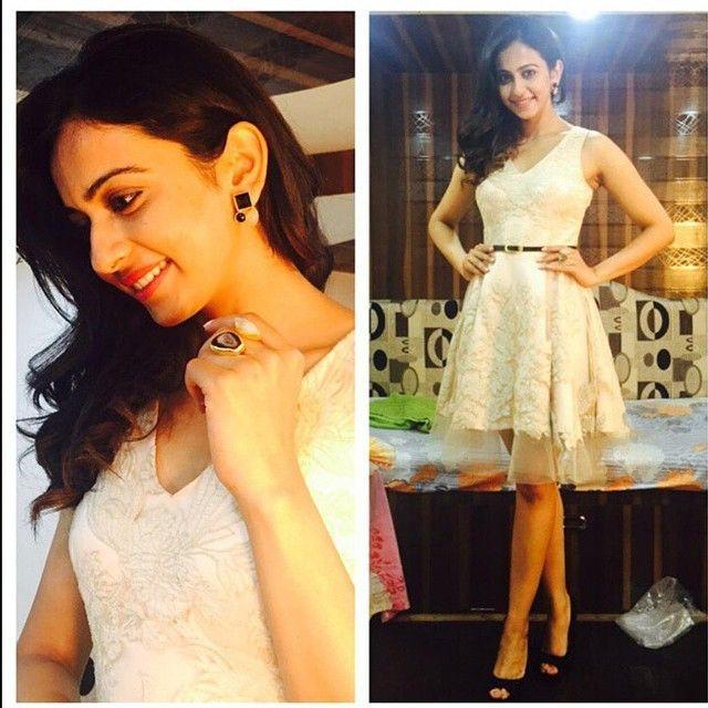Rakul Preet Singh Hot Photos goes viral.. కొంచె చూపులతో చంపేస్తుంది రకుల్ ప్రీత్ సింగ్. ప్రాణాలు తీస్తుంది ఈ ముద్దుగుమ్మ. ఓ వైపు సినిమాలు.. మరోవైపు హాట్ ఫోటోషూట్లతో క్షణం తీరిక లేకుండా గడిపేస్తుంది రకుల్ ప్రీత్ సింగ్. ఇప్పుడు కూడా మరింత సన్నబడి చిన్న నిక్కరులో అందాలన్నీ వడ్డనకు పెట్టింది రకుల్. అయినా కెమెరా కంటికి మాత్రం ఏం పని ఉంటుంది చెప్పండి.. ఎక్కడ అందాలు కనబడితే అక్కడ తన కన్ను కొట్టేస్తుంటుంది కెమెరా. ఇప్పుడు రకుల్ విషయంలోనూ ఇదే జరిగింది. ఈ భామ ఇప్పుడు మరోసారి అందాలతో సెగ రేపింది. క్లీవేజ్ షోతో మతులు చెడగొట్టేసింది ఈ ముద్దుగుమ్మ. కొంటెగా అలా చూస్తుంటే అమ్మాయిగారి చూపుల్లో పడి చాలా మంది కుర్రాళ్ల ప్రాణాలు గిలగిలలాడుతున్నాయి. అంత మత్తుగా చూస్తూ మతులు చెడగొట్టింది రకుల్. ప్రస్తుతం వరస సినిమాలతో బిజీగా ఉన్న రకుల్.. మధ్యలో ఇలా హాట్ అందాలతో కూడా ఉనికి చాటుకుంటుంది. తెలుగులో "ఎన్టీఆర్" బయోపిక్.. "వెంకీ మామా" సినిమాలతో బిజీగా ఉన్న రకుల్.. తమిళనాట సూర్య "ఎన్జికే".. కార్తి "దేవ్" సినిమాలు చేస్తుంది రకుల్. ఇక హిందీలో అజయ్ దేవ్గన్ సినిమాలో నటిస్తుంది. Rakul Preet Singh Hot Photos,rakul hot,rakul preet hot,telugu actress rakul hot,rakul suriya,rakul karthi,rakul hot photoshoot,రకుల్ ప్రీత్ సింగ్ హాట్,రకుల్ ప్రీత్ హాట్.రకుల్ హాట్ ఫోటోస్,రకుల్ క్లీవేజ్ షో,రకుల్ సూర్య,రకుల్ కార్తి దేవ్,రకుల్ హాట్ ఫోటోషూట్