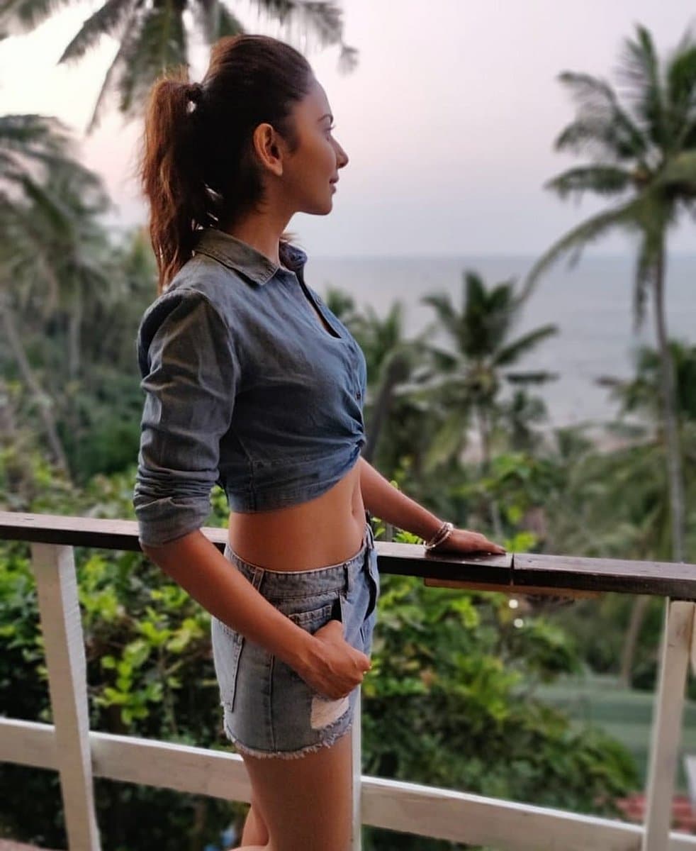 Rakul Preet Singh Hot Photos goes viral.. కొంచె చూపులతో చంపేస్తుంది రకుల్ ప్రీత్ సింగ్. ప్రాణాలు తీస్తుంది ఈ ముద్దుగుమ్మ. ఓ వైపు సినిమాలు.. మరోవైపు హాట్ ఫోటోషూట్లతో క్షణం తీరిక లేకుండా గడిపేస్తుంది రకుల్ ప్రీత్ సింగ్. ఇప్పుడు కూడా మరింత సన్నబడి చిన్న నిక్కరులో అందాలన్నీ వడ్డనకు పెట్టింది రకుల్. అయినా కెమెరా కంటికి మాత్రం ఏం పని ఉంటుంది చెప్పండి.. ఎక్కడ అందాలు కనబడితే అక్కడ తన కన్ను కొట్టేస్తుంటుంది కెమెరా. ఇప్పుడు రకుల్ విషయంలోనూ ఇదే జరిగింది. ఈ భామ ఇప్పుడు మరోసారి అందాలతో సెగ రేపింది. క్లీవేజ్ షోతో మతులు చెడగొట్టేసింది ఈ ముద్దుగుమ్మ. కొంటెగా అలా చూస్తుంటే అమ్మాయిగారి చూపుల్లో పడి చాలా మంది కుర్రాళ్ల ప్రాణాలు గిలగిలలాడుతున్నాయి. అంత మత్తుగా చూస్తూ మతులు చెడగొట్టింది రకుల్. ప్రస్తుతం వరస సినిమాలతో బిజీగా ఉన్న రకుల్.. మధ్యలో ఇలా హాట్ అందాలతో కూడా ఉనికి చాటుకుంటుంది. తెలుగులో "ఎన్టీఆర్" బయోపిక్.. "వెంకీ మామా" సినిమాలతో బిజీగా ఉన్న రకుల్.. తమిళనాట సూర్య "ఎన్జికే".. కార్తి "దేవ్" సినిమాలు చేస్తుంది రకుల్. ఇక హిందీలో అజయ్ దేవ్గన్ సినిమాలో నటిస్తుంది. Rakul Preet Singh Hot Photos,rakul hot,rakul preet hot,telugu actress rakul hot,rakul suriya,rakul karthi,rakul hot photoshoot,రకుల్ ప్రీత్ సింగ్ హాట్,రకుల్ ప్రీత్ హాట్.రకుల్ హాట్ ఫోటోస్,రకుల్ క్లీవేజ్ షో,రకుల్ సూర్య,రకుల్ కార్తి దేవ్,రకుల్ హాట్ ఫోటోషూట్