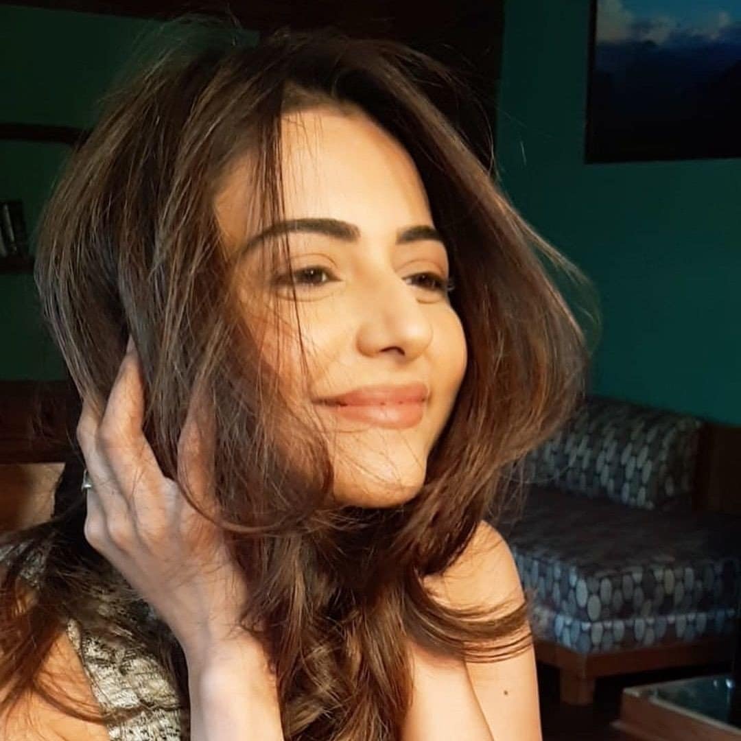 Rakul Preet Singh Hot Photos goes viral.. కొంచె చూపులతో చంపేస్తుంది రకుల్ ప్రీత్ సింగ్. ప్రాణాలు తీస్తుంది ఈ ముద్దుగుమ్మ. ఓ వైపు సినిమాలు.. మరోవైపు హాట్ ఫోటోషూట్లతో క్షణం తీరిక లేకుండా గడిపేస్తుంది రకుల్ ప్రీత్ సింగ్. ఇప్పుడు కూడా మరింత సన్నబడి చిన్న నిక్కరులో అందాలన్నీ వడ్డనకు పెట్టింది రకుల్. అయినా కెమెరా కంటికి మాత్రం ఏం పని ఉంటుంది చెప్పండి.. ఎక్కడ అందాలు కనబడితే అక్కడ తన కన్ను కొట్టేస్తుంటుంది కెమెరా. ఇప్పుడు రకుల్ విషయంలోనూ ఇదే జరిగింది. ఈ భామ ఇప్పుడు మరోసారి అందాలతో సెగ రేపింది. క్లీవేజ్ షోతో మతులు చెడగొట్టేసింది ఈ ముద్దుగుమ్మ. కొంటెగా అలా చూస్తుంటే అమ్మాయిగారి చూపుల్లో పడి చాలా మంది కుర్రాళ్ల ప్రాణాలు గిలగిలలాడుతున్నాయి. అంత మత్తుగా చూస్తూ మతులు చెడగొట్టింది రకుల్. ప్రస్తుతం వరస సినిమాలతో బిజీగా ఉన్న రకుల్.. మధ్యలో ఇలా హాట్ అందాలతో కూడా ఉనికి చాటుకుంటుంది. తెలుగులో "ఎన్టీఆర్" బయోపిక్.. "వెంకీ మామా" సినిమాలతో బిజీగా ఉన్న రకుల్.. తమిళనాట సూర్య "ఎన్జికే".. కార్తి "దేవ్" సినిమాలు చేస్తుంది రకుల్. ఇక హిందీలో అజయ్ దేవ్గన్ సినిమాలో నటిస్తుంది. Rakul Preet Singh Hot Photos,rakul hot,rakul preet hot,telugu actress rakul hot,rakul suriya,rakul karthi,rakul hot photoshoot,రకుల్ ప్రీత్ సింగ్ హాట్,రకుల్ ప్రీత్ హాట్.రకుల్ హాట్ ఫోటోస్,రకుల్ క్లీవేజ్ షో,రకుల్ సూర్య,రకుల్ కార్తి దేవ్,రకుల్ హాట్ ఫోటోషూట్