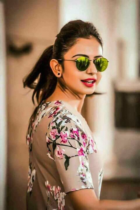 Rakul Preet Singh Hot Photos goes viral.. కొంచె చూపులతో చంపేస్తుంది రకుల్ ప్రీత్ సింగ్. ప్రాణాలు తీస్తుంది ఈ ముద్దుగుమ్మ. ఓ వైపు సినిమాలు.. మరోవైపు హాట్ ఫోటోషూట్లతో క్షణం తీరిక లేకుండా గడిపేస్తుంది రకుల్ ప్రీత్ సింగ్. ఇప్పుడు కూడా మరింత సన్నబడి చిన్న నిక్కరులో అందాలన్నీ వడ్డనకు పెట్టింది రకుల్. అయినా కెమెరా కంటికి మాత్రం ఏం పని ఉంటుంది చెప్పండి.. ఎక్కడ అందాలు కనబడితే అక్కడ తన కన్ను కొట్టేస్తుంటుంది కెమెరా. ఇప్పుడు రకుల్ విషయంలోనూ ఇదే జరిగింది. ఈ భామ ఇప్పుడు మరోసారి అందాలతో సెగ రేపింది. క్లీవేజ్ షోతో మతులు చెడగొట్టేసింది ఈ ముద్దుగుమ్మ. కొంటెగా అలా చూస్తుంటే అమ్మాయిగారి చూపుల్లో పడి చాలా మంది కుర్రాళ్ల ప్రాణాలు గిలగిలలాడుతున్నాయి. అంత మత్తుగా చూస్తూ మతులు చెడగొట్టింది రకుల్. ప్రస్తుతం వరస సినిమాలతో బిజీగా ఉన్న రకుల్.. మధ్యలో ఇలా హాట్ అందాలతో కూడా ఉనికి చాటుకుంటుంది. తెలుగులో "ఎన్టీఆర్" బయోపిక్.. "వెంకీ మామా" సినిమాలతో బిజీగా ఉన్న రకుల్.. తమిళనాట సూర్య "ఎన్జికే".. కార్తి "దేవ్" సినిమాలు చేస్తుంది రకుల్. ఇక హిందీలో అజయ్ దేవ్గన్ సినిమాలో నటిస్తుంది. Rakul Preet Singh Hot Photos,rakul hot,rakul preet hot,telugu actress rakul hot,rakul suriya,rakul karthi,rakul hot photoshoot,రకుల్ ప్రీత్ సింగ్ హాట్,రకుల్ ప్రీత్ హాట్.రకుల్ హాట్ ఫోటోస్,రకుల్ క్లీవేజ్ షో,రకుల్ సూర్య,రకుల్ కార్తి దేవ్,రకుల్ హాట్ ఫోటోషూట్