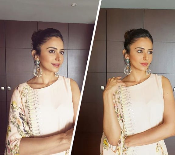 Rakul Preet Singh Hot Photos goes viral.. కొంచె చూపులతో చంపేస్తుంది రకుల్ ప్రీత్ సింగ్. ప్రాణాలు తీస్తుంది ఈ ముద్దుగుమ్మ. ఓ వైపు సినిమాలు.. మరోవైపు హాట్ ఫోటోషూట్లతో క్షణం తీరిక లేకుండా గడిపేస్తుంది రకుల్ ప్రీత్ సింగ్. ఇప్పుడు కూడా మరింత సన్నబడి చిన్న నిక్కరులో అందాలన్నీ వడ్డనకు పెట్టింది రకుల్. అయినా కెమెరా కంటికి మాత్రం ఏం పని ఉంటుంది చెప్పండి.. ఎక్కడ అందాలు కనబడితే అక్కడ తన కన్ను కొట్టేస్తుంటుంది కెమెరా. ఇప్పుడు రకుల్ విషయంలోనూ ఇదే జరిగింది. ఈ భామ ఇప్పుడు మరోసారి అందాలతో సెగ రేపింది. క్లీవేజ్ షోతో మతులు చెడగొట్టేసింది ఈ ముద్దుగుమ్మ. కొంటెగా అలా చూస్తుంటే అమ్మాయిగారి చూపుల్లో పడి చాలా మంది కుర్రాళ్ల ప్రాణాలు గిలగిలలాడుతున్నాయి. అంత మత్తుగా చూస్తూ మతులు చెడగొట్టింది రకుల్. ప్రస్తుతం వరస సినిమాలతో బిజీగా ఉన్న రకుల్.. మధ్యలో ఇలా హాట్ అందాలతో కూడా ఉనికి చాటుకుంటుంది. తెలుగులో "ఎన్టీఆర్" బయోపిక్.. "వెంకీ మామా" సినిమాలతో బిజీగా ఉన్న రకుల్.. తమిళనాట సూర్య "ఎన్జికే".. కార్తి "దేవ్" సినిమాలు చేస్తుంది రకుల్. ఇక హిందీలో అజయ్ దేవ్గన్ సినిమాలో నటిస్తుంది. Rakul Preet Singh Hot Photos,rakul hot,rakul preet hot,telugu actress rakul hot,rakul suriya,rakul karthi,rakul hot photoshoot,రకుల్ ప్రీత్ సింగ్ హాట్,రకుల్ ప్రీత్ హాట్.రకుల్ హాట్ ఫోటోస్,రకుల్ క్లీవేజ్ షో,రకుల్ సూర్య,రకుల్ కార్తి దేవ్,రకుల్ హాట్ ఫోటోషూట్
