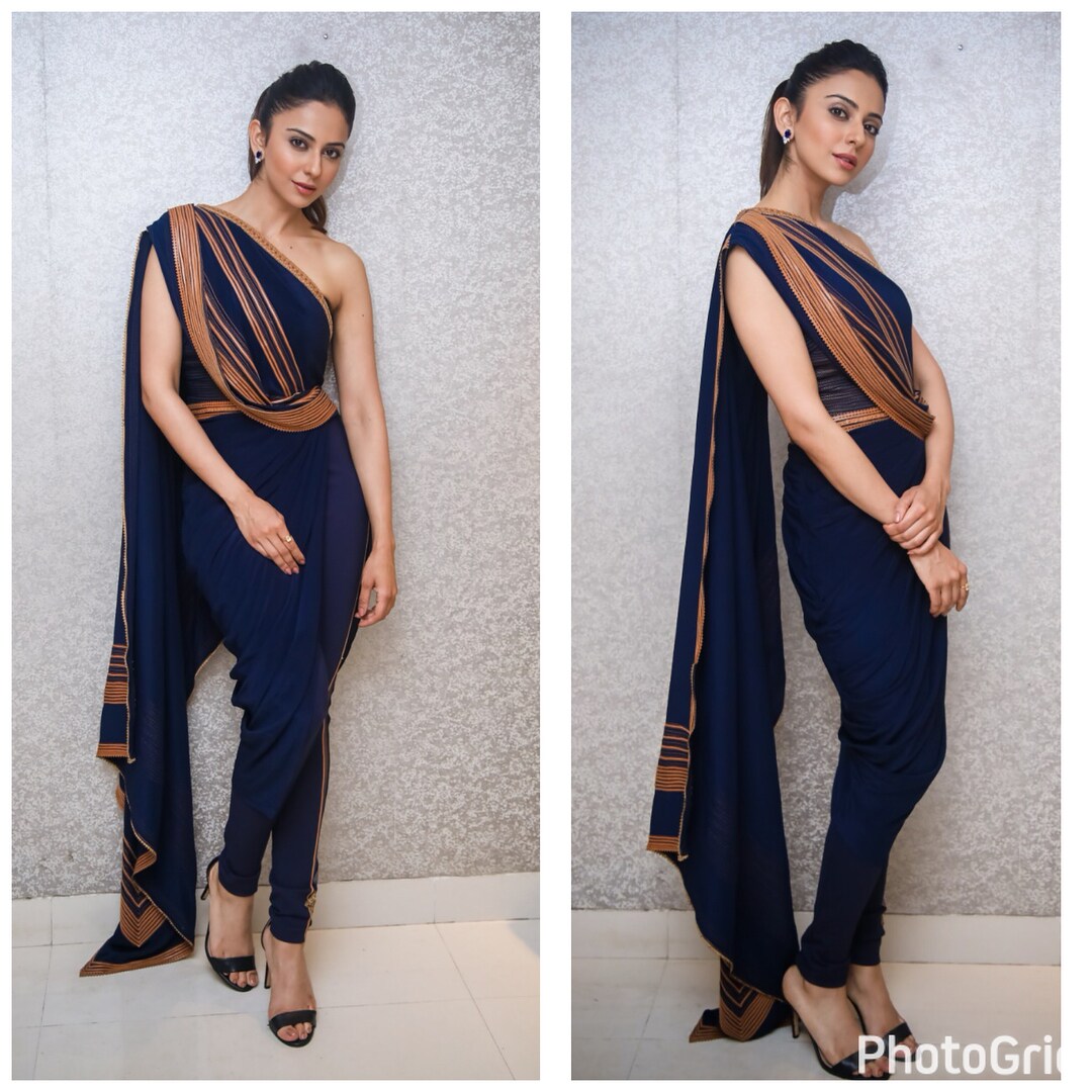 Rakul Preet Singh Hot Photos goes viral.. కొంచె చూపులతో చంపేస్తుంది రకుల్ ప్రీత్ సింగ్. ప్రాణాలు తీస్తుంది ఈ ముద్దుగుమ్మ. ఓ వైపు సినిమాలు.. మరోవైపు హాట్ ఫోటోషూట్లతో క్షణం తీరిక లేకుండా గడిపేస్తుంది రకుల్ ప్రీత్ సింగ్. ఇప్పుడు కూడా మరింత సన్నబడి చిన్న నిక్కరులో అందాలన్నీ వడ్డనకు పెట్టింది రకుల్. అయినా కెమెరా కంటికి మాత్రం ఏం పని ఉంటుంది చెప్పండి.. ఎక్కడ అందాలు కనబడితే అక్కడ తన కన్ను కొట్టేస్తుంటుంది కెమెరా. ఇప్పుడు రకుల్ విషయంలోనూ ఇదే జరిగింది. ఈ భామ ఇప్పుడు మరోసారి అందాలతో సెగ రేపింది. క్లీవేజ్ షోతో మతులు చెడగొట్టేసింది ఈ ముద్దుగుమ్మ. కొంటెగా అలా చూస్తుంటే అమ్మాయిగారి చూపుల్లో పడి చాలా మంది కుర్రాళ్ల ప్రాణాలు గిలగిలలాడుతున్నాయి. అంత మత్తుగా చూస్తూ మతులు చెడగొట్టింది రకుల్. ప్రస్తుతం వరస సినిమాలతో బిజీగా ఉన్న రకుల్.. మధ్యలో ఇలా హాట్ అందాలతో కూడా ఉనికి చాటుకుంటుంది. తెలుగులో "ఎన్టీఆర్" బయోపిక్.. "వెంకీ మామా" సినిమాలతో బిజీగా ఉన్న రకుల్.. తమిళనాట సూర్య "ఎన్జికే".. కార్తి "దేవ్" సినిమాలు చేస్తుంది రకుల్. ఇక హిందీలో అజయ్ దేవ్గన్ సినిమాలో నటిస్తుంది. Rakul Preet Singh Hot Photos,rakul hot,rakul preet hot,telugu actress rakul hot,rakul suriya,rakul karthi,rakul hot photoshoot,రకుల్ ప్రీత్ సింగ్ హాట్,రకుల్ ప్రీత్ హాట్.రకుల్ హాట్ ఫోటోస్,రకుల్ క్లీవేజ్ షో,రకుల్ సూర్య,రకుల్ కార్తి దేవ్,రకుల్ హాట్ ఫోటోషూట్