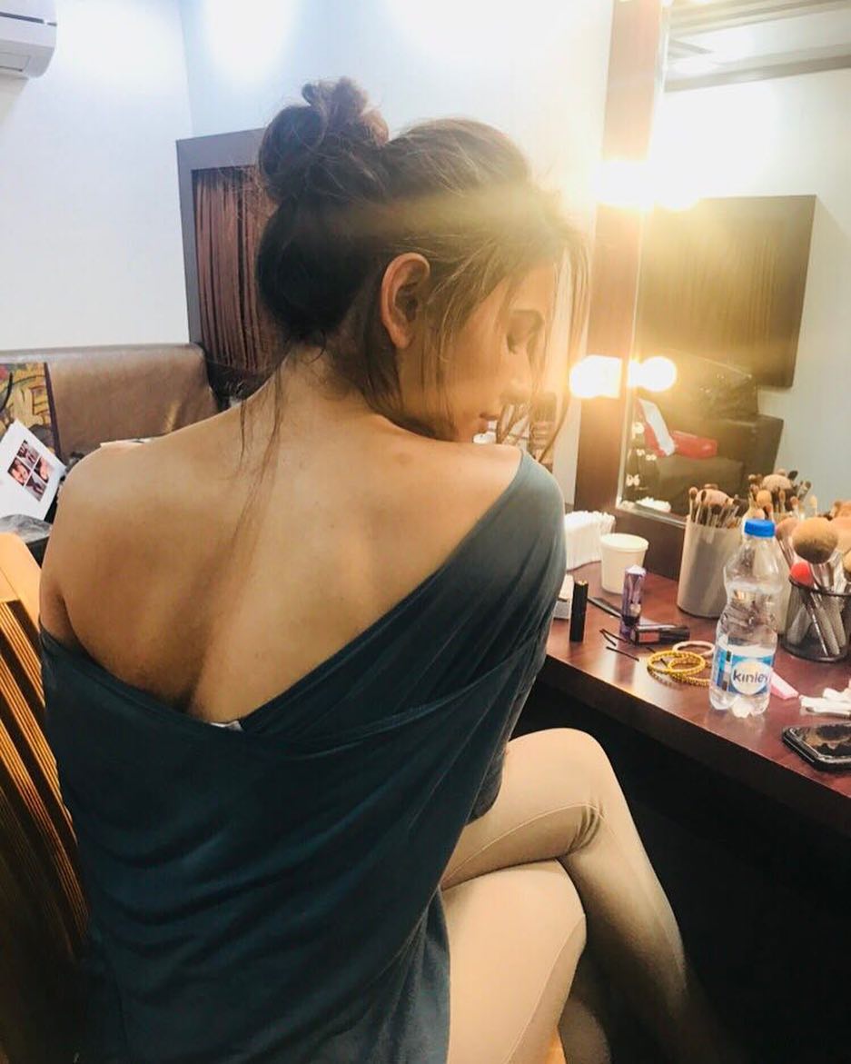 Rakul Preet Singh Hot Photos goes viral.. కొంచె చూపులతో చంపేస్తుంది రకుల్ ప్రీత్ సింగ్. ప్రాణాలు తీస్తుంది ఈ ముద్దుగుమ్మ. ఓ వైపు సినిమాలు.. మరోవైపు హాట్ ఫోటోషూట్లతో క్షణం తీరిక లేకుండా గడిపేస్తుంది రకుల్ ప్రీత్ సింగ్. ఇప్పుడు కూడా మరింత సన్నబడి చిన్న నిక్కరులో అందాలన్నీ వడ్డనకు పెట్టింది రకుల్. అయినా కెమెరా కంటికి మాత్రం ఏం పని ఉంటుంది చెప్పండి.. ఎక్కడ అందాలు కనబడితే అక్కడ తన కన్ను కొట్టేస్తుంటుంది కెమెరా. ఇప్పుడు రకుల్ విషయంలోనూ ఇదే జరిగింది. ఈ భామ ఇప్పుడు మరోసారి అందాలతో సెగ రేపింది. క్లీవేజ్ షోతో మతులు చెడగొట్టేసింది ఈ ముద్దుగుమ్మ. కొంటెగా అలా చూస్తుంటే అమ్మాయిగారి చూపుల్లో పడి చాలా మంది కుర్రాళ్ల ప్రాణాలు గిలగిలలాడుతున్నాయి. అంత మత్తుగా చూస్తూ మతులు చెడగొట్టింది రకుల్. ప్రస్తుతం వరస సినిమాలతో బిజీగా ఉన్న రకుల్.. మధ్యలో ఇలా హాట్ అందాలతో కూడా ఉనికి చాటుకుంటుంది. తెలుగులో "ఎన్టీఆర్" బయోపిక్.. "వెంకీ మామా" సినిమాలతో బిజీగా ఉన్న రకుల్.. తమిళనాట సూర్య "ఎన్జికే".. కార్తి "దేవ్" సినిమాలు చేస్తుంది రకుల్. ఇక హిందీలో అజయ్ దేవ్గన్ సినిమాలో నటిస్తుంది. Rakul Preet Singh Hot Photos,rakul hot,rakul preet hot,telugu actress rakul hot,rakul suriya,rakul karthi,rakul hot photoshoot,రకుల్ ప్రీత్ సింగ్ హాట్,రకుల్ ప్రీత్ హాట్.రకుల్ హాట్ ఫోటోస్,రకుల్ క్లీవేజ్ షో,రకుల్ సూర్య,రకుల్ కార్తి దేవ్,రకుల్ హాట్ ఫోటోషూట్
