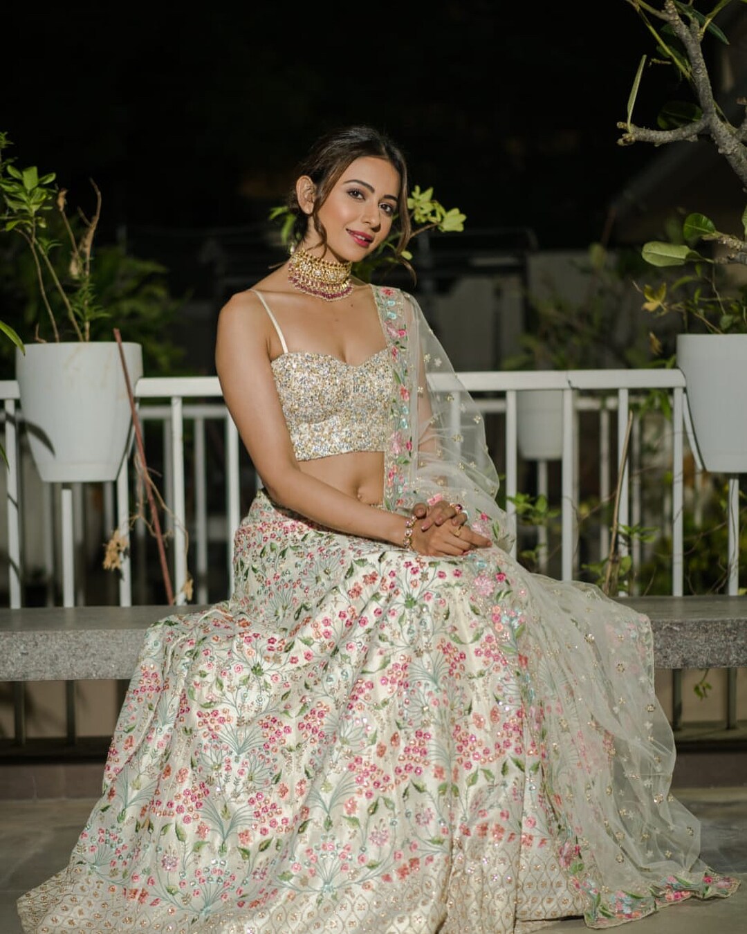 Rakul Preet Singh Hot Photos goes viral.. కొంచె చూపులతో చంపేస్తుంది రకుల్ ప్రీత్ సింగ్. ప్రాణాలు తీస్తుంది ఈ ముద్దుగుమ్మ. ఓ వైపు సినిమాలు.. మరోవైపు హాట్ ఫోటోషూట్లతో క్షణం తీరిక లేకుండా గడిపేస్తుంది రకుల్ ప్రీత్ సింగ్. ఇప్పుడు కూడా మరింత సన్నబడి చిన్న నిక్కరులో అందాలన్నీ వడ్డనకు పెట్టింది రకుల్. అయినా కెమెరా కంటికి మాత్రం ఏం పని ఉంటుంది చెప్పండి.. ఎక్కడ అందాలు కనబడితే అక్కడ తన కన్ను కొట్టేస్తుంటుంది కెమెరా. ఇప్పుడు రకుల్ విషయంలోనూ ఇదే జరిగింది. ఈ భామ ఇప్పుడు మరోసారి అందాలతో సెగ రేపింది. క్లీవేజ్ షోతో మతులు చెడగొట్టేసింది ఈ ముద్దుగుమ్మ. కొంటెగా అలా చూస్తుంటే అమ్మాయిగారి చూపుల్లో పడి చాలా మంది కుర్రాళ్ల ప్రాణాలు గిలగిలలాడుతున్నాయి. అంత మత్తుగా చూస్తూ మతులు చెడగొట్టింది రకుల్. ప్రస్తుతం వరస సినిమాలతో బిజీగా ఉన్న రకుల్.. మధ్యలో ఇలా హాట్ అందాలతో కూడా ఉనికి చాటుకుంటుంది. Rakul Preet Singh Hot Photos,rakul hot,rakul preet hot,telugu actress rakul hot,rakul suriya,rakul karthi,rakul hot photoshoot,రకుల్ ప్రీత్ సింగ్ హాట్,రకుల్ ప్రీత్ హాట్.రకుల్ హాట్ ఫోటోస్,రకుల్ క్లీవేజ్ షో,రకుల్ సూర్య,రకుల్ కార్తి దేవ్,రకుల్ హాట్ ఫోటోషూట్
