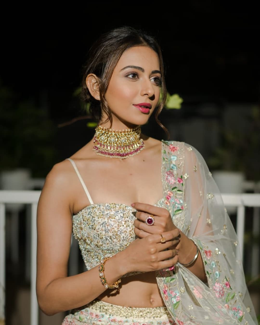 Rakul Preet Singh Hot Photos goes viral.. కొంచె చూపులతో చంపేస్తుంది రకుల్ ప్రీత్ సింగ్. ప్రాణాలు తీస్తుంది ఈ ముద్దుగుమ్మ. ఓ వైపు సినిమాలు.. మరోవైపు హాట్ ఫోటోషూట్లతో క్షణం తీరిక లేకుండా గడిపేస్తుంది రకుల్ ప్రీత్ సింగ్. ఇప్పుడు కూడా మరింత సన్నబడి చిన్న నిక్కరులో అందాలన్నీ వడ్డనకు పెట్టింది రకుల్. అయినా కెమెరా కంటికి మాత్రం ఏం పని ఉంటుంది చెప్పండి.. ఎక్కడ అందాలు కనబడితే అక్కడ తన కన్ను కొట్టేస్తుంటుంది కెమెరా. ఇప్పుడు రకుల్ విషయంలోనూ ఇదే జరిగింది. ఈ భామ ఇప్పుడు మరోసారి అందాలతో సెగ రేపింది. క్లీవేజ్ షోతో మతులు చెడగొట్టేసింది ఈ ముద్దుగుమ్మ. కొంటెగా అలా చూస్తుంటే అమ్మాయిగారి చూపుల్లో పడి చాలా మంది కుర్రాళ్ల ప్రాణాలు గిలగిలలాడుతున్నాయి. అంత మత్తుగా చూస్తూ మతులు చెడగొట్టింది రకుల్. ప్రస్తుతం వరస సినిమాలతో బిజీగా ఉన్న రకుల్.. మధ్యలో ఇలా హాట్ అందాలతో కూడా ఉనికి చాటుకుంటుంది. Rakul Preet Singh Hot Photos,rakul hot,rakul preet hot,telugu actress rakul hot,rakul suriya,rakul karthi,rakul hot photoshoot,రకుల్ ప్రీత్ సింగ్ హాట్,రకుల్ ప్రీత్ హాట్.రకుల్ హాట్ ఫోటోస్,రకుల్ క్లీవేజ్ షో,రకుల్ సూర్య,రకుల్ కార్తి దేవ్,రకుల్ హాట్ ఫోటోషూట్