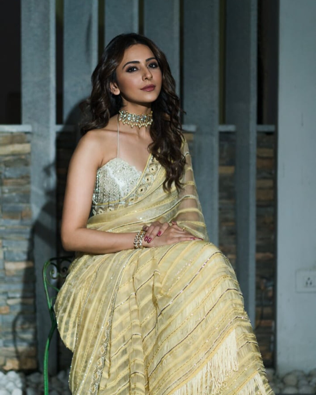 Rakul Preet Singh Hot Photos goes viral.. కొంచె చూపులతో చంపేస్తుంది రకుల్ ప్రీత్ సింగ్. ప్రాణాలు తీస్తుంది ఈ ముద్దుగుమ్మ. ఓ వైపు సినిమాలు.. మరోవైపు హాట్ ఫోటోషూట్లతో క్షణం తీరిక లేకుండా గడిపేస్తుంది రకుల్ ప్రీత్ సింగ్. ఇప్పుడు కూడా మరింత సన్నబడి చిన్న నిక్కరులో అందాలన్నీ వడ్డనకు పెట్టింది రకుల్. అయినా కెమెరా కంటికి మాత్రం ఏం పని ఉంటుంది చెప్పండి.. ఎక్కడ అందాలు కనబడితే అక్కడ తన కన్ను కొట్టేస్తుంటుంది కెమెరా. ఇప్పుడు రకుల్ విషయంలోనూ ఇదే జరిగింది. ఈ భామ ఇప్పుడు మరోసారి అందాలతో సెగ రేపింది. క్లీవేజ్ షోతో మతులు చెడగొట్టేసింది ఈ ముద్దుగుమ్మ. కొంటెగా అలా చూస్తుంటే అమ్మాయిగారి చూపుల్లో పడి చాలా మంది కుర్రాళ్ల ప్రాణాలు గిలగిలలాడుతున్నాయి. అంత మత్తుగా చూస్తూ మతులు చెడగొట్టింది రకుల్. ప్రస్తుతం వరస సినిమాలతో బిజీగా ఉన్న రకుల్.. మధ్యలో ఇలా హాట్ అందాలతో కూడా ఉనికి చాటుకుంటుంది. Rakul Preet Singh Hot Photos,rakul hot,rakul preet hot,telugu actress rakul hot,rakul suriya,rakul karthi,rakul hot photoshoot,రకుల్ ప్రీత్ సింగ్ హాట్,రకుల్ ప్రీత్ హాట్.రకుల్ హాట్ ఫోటోస్,రకుల్ క్లీవేజ్ షో,రకుల్ సూర్య,రకుల్ కార్తి దేవ్,రకుల్ హాట్ ఫోటోషూట్