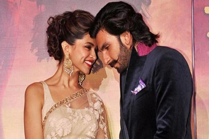  2018 చివర్లో  కొంకణి, సింధీ పద్దతుల్లో పెళ్లి చేసుకుని ఒకింటి వారయిన రణ్‌వీర్, దీపికా  (Source: News18/English)