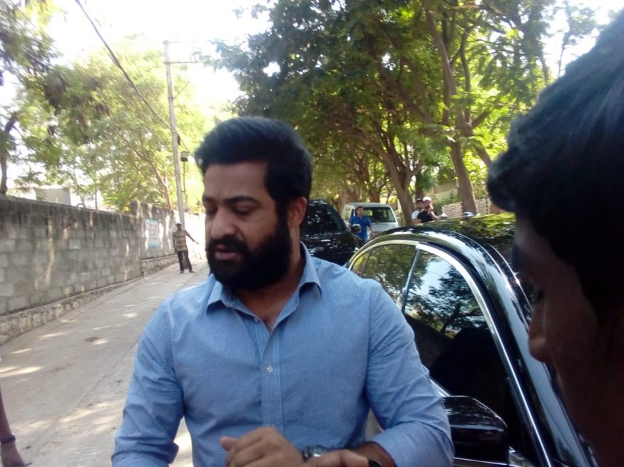 Jr Ntr Watch Special Attraction in Rajamouli son Karthikeya wedding.. హీరోలు ఏం చేసినా కూడా క్రేజీగానే ఉంటుంది. వాళ్లేం చేసినా అభిమానులు అలా ఫాలో అవుతుంటారు. వాళ్ల క్యాస్ట్యూమ్స్.. వాళ్ల ట్రెండ్స్ అన్నీ అభిమానులు ఫాలో అవుతుంటారు. ఇప్పుడు ఎన్టీఆర్ విషయంలోనూ ఇదే జరిగింది. ఈయన తాజాగా రాజమౌళి కొడుకు పెళ్లి కోసం జైపూర్కు వచ్చాడు. అక్కడ అందరికంటే ఎక్కువగా ఫోకస్ అయింది మాత్రం ఎన్టీఆరే. దానికి కారణం ఆయన చేతికి ఉన్న వాచ్. rajamouli son wedding in jaipur,tollywood stars in rajamouli son wedding,rajamouli son,rajamouli son marriage,karthikeya wedding,rajamouli son marriage date,rajamouli son wife,ss karthikeya and pooja,ss karthikeya marriage,ss karthikeya marriage date,ss karthikeya real father,ss karthikeya engaged,ajamouli son karthikeya engagement photos,rajamouli,ram charan,ntr,dvv danayya,telugu cinema,కార్తికేయ పెళ్లి,రాజమౌళి కొడుకు కార్తికేయ పెళ్లి,కార్తికేయ పూజా ప్రసాద్,డిసెంబర్ 30న రాజమౌళి కొడుకు పెళ్లి,డిసెంబర్ 30న కార్తికేయ పెళ్లి,తెలుగు సినిమా,రాజమౌళి,డివివి దానయ్య,కార్తికేయ,చరణ్,ఎన్టీఆర్,jr ntr,jr ntr watch,జూనియర్ ఎన్టీఆర్ వాచ్,జూనియర్ ఎన్టీఆర్,రాజమౌళి తనయుడు పెళ్లి,కార్తికేయ వెడ్డింగ్,జైపూర్లో కార్తికేయ పెళ్లి,