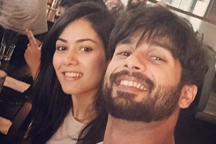 Shahid Kapoor Mira Rajput kiss Going viral in Social media.. సాధారణంగా ఏదైనా పనిని కొన్ని రోజులుగా చేస్తుంటే కచ్చితంగా దానికి సంబంధించిన ఎఫెక్ట్ మన శరీరంలో కూడా ఉంటుంది. బుర్రలో అదే ఆలోచన రన్ అవుతూ ఉంటుంది. ఇప్పుడు షాహిద్ కపూర్ను చూస్తుంటే ఇదే అనిపిస్తుంది. ప్రస్తుతం "అర్జున్ రెడ్డి" రీమేక్ "కబీర్ సింగ్" షూటింగ్ చేసి చేసి ఇంట్లో కూడా అదే మూడ్లోకి వచ్చేసినట్లున్నాడు షాహిద్. Shahid Kapoor Mira Rajput kiss,Shahid Kapoor Mira Rajput,shahid kapoor kiss mira rajput,kiss Going viral,arjun reddy shahid kapoor,kabir singh arjun reddy,షాహిద్ కపూర్ మీరా రాజ్పుత్ ,షాహిద్ కపూర్ మీరా రాజ్పుత్ ముద్దులు,షాహిద్ కపూర్ ముద్దులు,షాహిద్ కపూర్ అర్జున్ రెడ్డి,షాహిద్ కపూర్ కబీర్ సింగ్,సందీప్ రెడ్డి వంగా