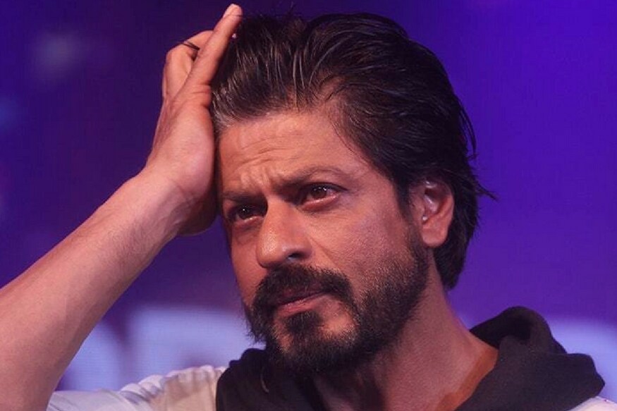 #ZeroToday: Shah Rukh Khan All hopes on Zero Movie.. పగవాడికి కూడా ఇలాంటి కష్టాలు రాకూడదు. ఇప్పుడు షారుక్ ఖాన్ పరిస్థితి చూస్తుంటే ఇదే అనిపిస్తుంది. షారుక్ పేరుకు కోట్లాది మంది అభిమానులు ఉన్నారు. బాలీవుడ్ రికార్డులు తిరగరాయడానికి ఈ ఒక్క పేరు చాలు. ఒకప్పుడు ఇండస్ట్రీ రికార్డులతో చెడుగుడు ఆడుకున్న కింగ్ ఖాన్.. ఇప్పుడు ఉనికి కోసం పాటు పడుతున్నాడు. ఈయన సినిమాలు కొన్నేళ్లుగా సరిగ్గా ఆడటం లేదు. zero movie,zero movie review,zero movie trailer released,Shah Rukh Khan zero trailer,anand l rai,srk zero,katrina kaif,anushka sharma,షారుక్ ఖాన్,జీరో ట్రైలర్ విడుదల,ఆనంద్ ఎల్ రాయ్,మరుగుజ్జుగా షారుక్,కత్రినా కైఫ్, అనుష్క శర్మ