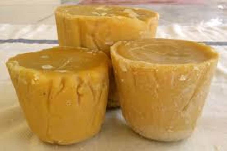 jaggery benefits, jaggery health benefits, health benefits of jaggery, jaggery, health benefits, health tips, benefits of jaggery, jaggery benefits for hair, jaggery benefits for weight loss,jaggery benefits for health,health,jaggery nutrition,jaggery benefits in hindi,jaggery vs sugar,health benefits of drinking milk with jaggery,benefits of eating jaggery,jaggery benefits for skin, బెల్లంలో తక్కువ క్యాలరీలు ఉంటాయి. దీని వల్ల మన శరీరంలోకి అధికంగా క్యాలరీలు చేరుతాయన్న బెంగ, అధిక బరువు పెరుగుతామన్న భయం ఉండవు. కొన్ని అనారోగ్య సమస్యల్ని తగ్గించడంలో బెల్లం అద్భుతంగా పనిచేస్తుందని పరిశోధనల్లో తేలింది. రోజూ రాత్రి పూట భోజనం చేశాక ఒక చిన్న బెల్లం ముక్కను తింటే మనకు చాలా లాభాలు కలుగుతాయి. జీర్ణక్రియ సులభంగా జరుగుతుంది. బెల్లంలో ఉండే ఔషధ గుణాలు జీర్ణాశయంలోని డైజెస్టివ్ ఎంజైమ్‌లను యాక్టివేట్ చేస్తాయి. మలబద్దకం, గ్యాస్, ఏసీడీటీ సమస్యలు కూడా ఉండవు. పొట్ట చల్లగా ఉండాలంటే బెల్లం షర్బత్ తాగాలని డాక్టర్లు సూచిస్తున్నారు. బెల్లం శ్వాసకోస సంబంధ సమస్యల్ని కూడా నయం చేస్తుంది. ఆస్తమా రోగులు బెల్లం, నువ్వులూ కలిపి తింటే చక్కటి ఫలితం కనిపిస్తుంది. 