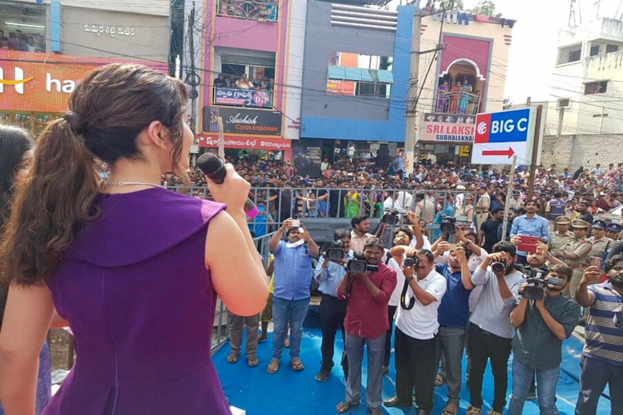  రాజమండ్రి బిగ్ సీ షోరూం ఓపెనింగ్‌లో రాశిఖన్నా (ట్విట్టర్ ఫోటో)
