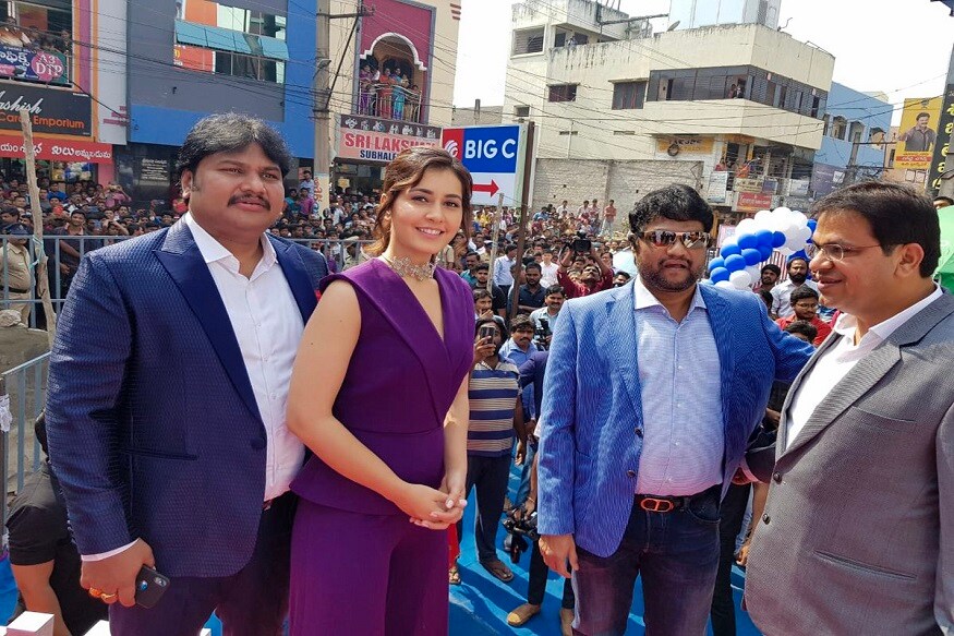 రాజమండ్రి బిగ్ సీ షోరూం ఓపెనింగ్లో రాశిఖన్నా (ట్విట్టర్ ఫోటో)