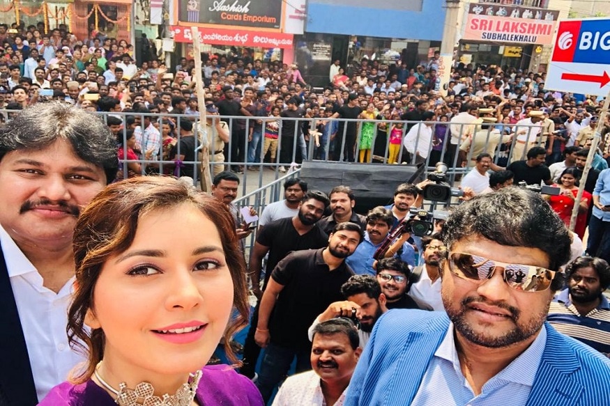రాజమండ్రి బిగ్ సి షోరూంలో అభిమానులతో రాశిఖన్నా (ట్విట్టర్ ఫోటో)