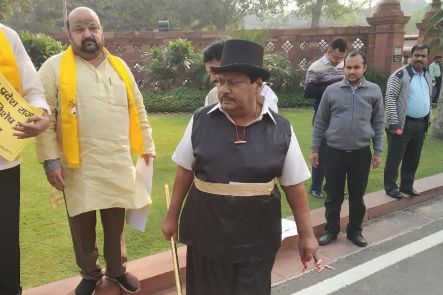 పార్లమెంట్ వద్ద ‘మెజీషియన్’ వేషధారణలో నిరసన తెలుపుతున్న టీడీపీ ఎంపీ శివప్రసాద్