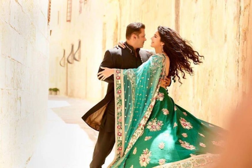 Hot beauty Katrina Kaif danced in a marriage and taken huge remuneration pk.. కత్రినా కైఫ్.. ఈ పేరుకు ఉన్న క్రేజ్ గురించి కొత్తగా చెప్పాల్సిన అవసరం లేదు. ఈమె కెరీర్కు బీజం తెలుగులోనే పడింది. మల్లీశ్వరి, అల్లరి పిడుగు లాంటి సినిమాలు తెలుగులో చేసిన తర్వాతే హిందీకి వెళ్లింది ఈ ముద్దుగుమ్మ. katrina kaif,katrina kaif twitter,katrina kaif instagram,katrina kaif facebook,katrina kaif dance,katrina kaif marraige,katrina kaif dance in marriage,katrina kaif remuneration,katrina kaif hot,katrina kaif hot scene,katrina kaif songs,katrina kaif movies,katrina kaif hot photoshoot,katrina kaif hot edit,katrina kaif hot scenes,katrina kaif hot in zero movie,katrina kaif salman khan,katrina kaif performance,hot,katrina kaif hot songs,katrina kaif hot video,katrina kaif dance,katrina kaif hot kiss zero,katrina kaif lifestyle,telugu cinema,కత్రినా కైఫ్,కత్రినా కైఫ్ సినిమాలు,కత్రినా కైఫ్ డాన్స్,కత్రినా కైఫ్ పెళ్లిలో డాన్స్,తెలుగు సినిమా
