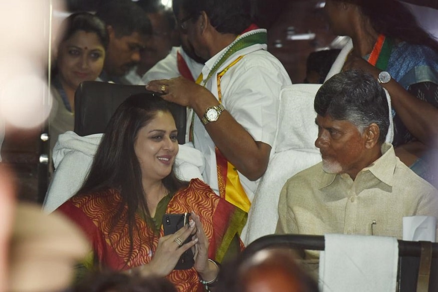 Telangana Elections 2018 : Chandrababu Naidu Goes After ‘Settler’ Vote in Hyderabad, But Avoids Tipping Anti-Telangana Narrative Scale సెటిలర్ అనే పదాన్ని హైదరాబాదీల మైండ్లోంచీ తొలగించాలని కేసీఆర్ భావిస్తున్నారు. ఆంధ్రా ప్రజలు కూడా హైదరాబాద్లో ఎలాంటి అభ్యంతరమూ లేకుండా నివసిస్తున్నారు. ఇదివరకు ఉన్న తెలంగాణ సెంటిమెంట్ ఇప్పుడు లేదు. ఐతే, తెలంగాణ ఎన్నికల రణరంగంలోకి దూకిన టీడీపీ... తిరిగి సీమాంధ్రవాదాన్ని తెరపైకి తెచ్చింది. ఈ విషయంలో దూకుడుగా వ్యవహరించి... అధికార పార్టీకి సవాళ్లు విసిరింది.telangana elections 2018, telangana elections, telangana news, telangana polls 2018, telangana assembly elections, telangana elections survey 2018, lagadapati rajagopal survey on telangana elections,latest survey on telangana elections 2018, తెలంగాణ ఎన్నికలు లగడపాటి సర్వే, తెలంగాణ ఎన్నికల ఫలితాలు
