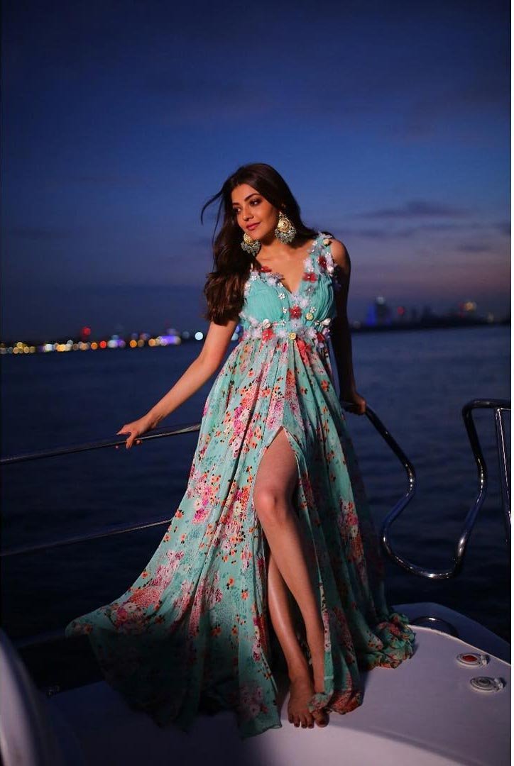 Telugu Actress Kajal Agarwal Bold Photos In Dubai.. కాజల్ అగర్వాల్.. ఈ పేరుకు ప్రత్యేకంగా పరిచయం అవసరం లేదు. కెరీర్ మొదలై 12 ఏళ్లైనా కూడా ఇప్పటికీ అదే జోరు చూపిస్తుంది ఈ అందాల చందమామ. ఇప్పటికీ వరస సినిమాలతో రప్ఫాడిస్తూనే ఉంది. ప్రస్తుతం దుబాయ్లో ఉంది కాజల్. అక్కడే బెల్లంకొండ శ్రీనివాస్ సినిమాతో బిజీగా ఉంది. పాట చిత్రీకరణలో భాగంగా విడుదలైన కొన్ని స్టిల్స్ ఇప్పుడు బాగానే వైరల్ అవుతున్నాయి. ముఖ్యంగా అమ్మడు ఫుల్ గ్లామర్ పోజులతో వానవిల్లులా అలా ఉన్న చందమామను చూసి కుర్రాళ్ల మతులు చెడిపోతున్నాయి. సింపుల్గా చూపులతోనే చంపేస్తుంది ఈ ముద్దుగుమ్మ. చిన్న హీరోలతో పాటు పెద్ద సినిమాలతోనూ బిజీగా ఉంది కాజల్ అగర్వాల్. kajal agarwal hot photoshoot,kajal hot,kajal agarwal photoshoot,kajal agarwal in dubai,kajal kavacham movie,bellamkonda srinivas kajal,కాజల్ అగర్వాల్ హాట్ ఫోటోస్,కాజల్ హాట్ ఫోటోస్,కాజల్ హాట్,కాజల్ కవచం బెల్లంకొండ శ్రీనివాస్,కాజల్ అగర్వాల్,తెలుగు సినిమా