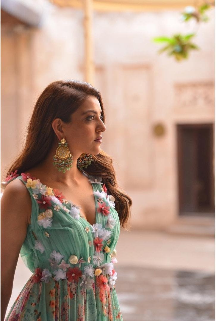 Telugu Actress Kajal Agarwal Bold Photos In Dubai.. కాజల్ అగర్వాల్.. ఈ పేరుకు ప్రత్యేకంగా పరిచయం అవసరం లేదు. కెరీర్ మొదలై 12 ఏళ్లైనా కూడా ఇప్పటికీ అదే జోరు చూపిస్తుంది ఈ అందాల చందమామ. ఇప్పటికీ వరస సినిమాలతో రప్ఫాడిస్తూనే ఉంది. ప్రస్తుతం దుబాయ్లో ఉంది కాజల్. అక్కడే బెల్లంకొండ శ్రీనివాస్ సినిమాతో బిజీగా ఉంది. పాట చిత్రీకరణలో భాగంగా విడుదలైన కొన్ని స్టిల్స్ ఇప్పుడు బాగానే వైరల్ అవుతున్నాయి. ముఖ్యంగా అమ్మడు ఫుల్ గ్లామర్ పోజులతో వానవిల్లులా అలా ఉన్న చందమామను చూసి కుర్రాళ్ల మతులు చెడిపోతున్నాయి. సింపుల్గా చూపులతోనే చంపేస్తుంది ఈ ముద్దుగుమ్మ. చిన్న హీరోలతో పాటు పెద్ద సినిమాలతోనూ బిజీగా ఉంది కాజల్ అగర్వాల్. kajal agarwal hot photoshoot,kajal hot,kajal agarwal photoshoot,kajal agarwal in dubai,kajal kavacham movie,bellamkonda srinivas kajal,కాజల్ అగర్వాల్ హాట్ ఫోటోస్,కాజల్ హాట్ ఫోటోస్,కాజల్ హాట్,కాజల్ కవచం బెల్లంకొండ శ్రీనివాస్,కాజల్ అగర్వాల్,తెలుగు సినిమా