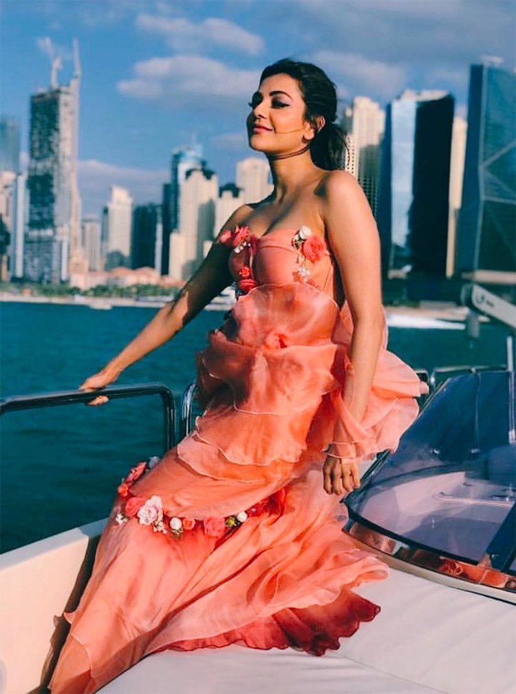 Telugu Actress Kajal Agarwal Bold Photos In Dubai.. కాజల్ అగర్వాల్.. ఈ పేరుకు ప్రత్యేకంగా పరిచయం అవసరం లేదు. కెరీర్ మొదలై 12 ఏళ్లైనా కూడా ఇప్పటికీ అదే జోరు చూపిస్తుంది ఈ అందాల చందమామ. ఇప్పటికీ వరస సినిమాలతో రప్ఫాడిస్తూనే ఉంది. ప్రస్తుతం దుబాయ్లో ఉంది కాజల్. అక్కడే బెల్లంకొండ శ్రీనివాస్ సినిమాతో బిజీగా ఉంది. పాట చిత్రీకరణలో భాగంగా విడుదలైన కొన్ని స్టిల్స్ ఇప్పుడు బాగానే వైరల్ అవుతున్నాయి. ముఖ్యంగా అమ్మడు ఫుల్ గ్లామర్ పోజులతో వానవిల్లులా అలా ఉన్న చందమామను చూసి కుర్రాళ్ల మతులు చెడిపోతున్నాయి. సింపుల్గా చూపులతోనే చంపేస్తుంది ఈ ముద్దుగుమ్మ. చిన్న హీరోలతో పాటు పెద్ద సినిమాలతోనూ బిజీగా ఉంది కాజల్ అగర్వాల్. kajal agarwal hot photoshoot,kajal hot,kajal agarwal photoshoot,kajal agarwal in dubai,kajal kavacham movie,bellamkonda srinivas kajal,కాజల్ అగర్వాల్ హాట్ ఫోటోస్,కాజల్ హాట్ ఫోటోస్,కాజల్ హాట్,కాజల్ కవచం బెల్లంకొండ శ్రీనివాస్,కాజల్ అగర్వాల్,తెలుగు సినిమా