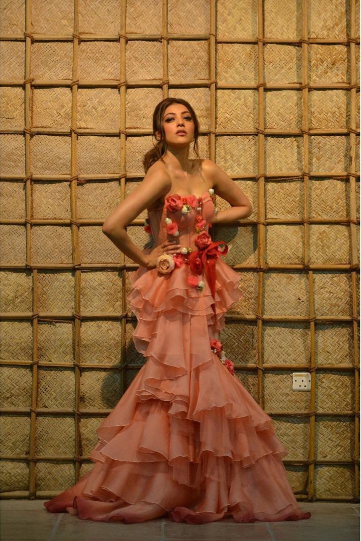 Telugu Actress Kajal Agarwal Bold Photos In Dubai.. కాజల్ అగర్వాల్.. ఈ పేరుకు ప్రత్యేకంగా పరిచయం అవసరం లేదు. కెరీర్ మొదలై 12 ఏళ్లైనా కూడా ఇప్పటికీ అదే జోరు చూపిస్తుంది ఈ అందాల చందమామ. ఇప్పటికీ వరస సినిమాలతో రప్ఫాడిస్తూనే ఉంది. ప్రస్తుతం దుబాయ్లో ఉంది కాజల్. అక్కడే బెల్లంకొండ శ్రీనివాస్ సినిమాతో బిజీగా ఉంది. పాట చిత్రీకరణలో భాగంగా విడుదలైన కొన్ని స్టిల్స్ ఇప్పుడు బాగానే వైరల్ అవుతున్నాయి. ముఖ్యంగా అమ్మడు ఫుల్ గ్లామర్ పోజులతో వానవిల్లులా అలా ఉన్న చందమామను చూసి కుర్రాళ్ల మతులు చెడిపోతున్నాయి. సింపుల్గా చూపులతోనే చంపేస్తుంది ఈ ముద్దుగుమ్మ. చిన్న హీరోలతో పాటు పెద్ద సినిమాలతోనూ బిజీగా ఉంది కాజల్ అగర్వాల్. kajal agarwal hot photoshoot,kajal hot,kajal agarwal photoshoot,kajal agarwal in dubai,kajal kavacham movie,bellamkonda srinivas kajal,కాజల్ అగర్వాల్ హాట్ ఫోటోస్,కాజల్ హాట్ ఫోటోస్,కాజల్ హాట్,కాజల్ కవచం బెల్లంకొండ శ్రీనివాస్,కాజల్ అగర్వాల్,తెలుగు సినిమా