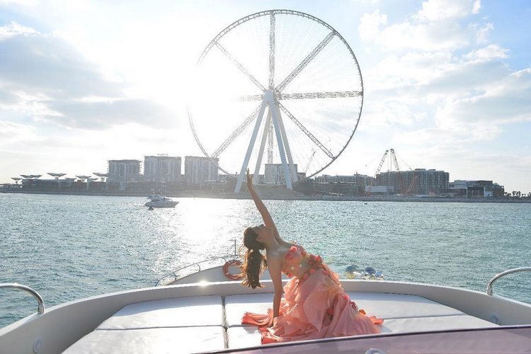 Telugu Actress Kajal Agarwal Bold Photos In Dubai.. కాజల్ అగర్వాల్.. ఈ పేరుకు ప్రత్యేకంగా పరిచయం అవసరం లేదు. కెరీర్ మొదలై 12 ఏళ్లైనా కూడా ఇప్పటికీ అదే జోరు చూపిస్తుంది ఈ అందాల చందమామ. ఇప్పటికీ వరస సినిమాలతో రప్ఫాడిస్తూనే ఉంది. ప్రస్తుతం దుబాయ్లో ఉంది కాజల్. అక్కడే బెల్లంకొండ శ్రీనివాస్ సినిమాతో బిజీగా ఉంది. పాట చిత్రీకరణలో భాగంగా విడుదలైన కొన్ని స్టిల్స్ ఇప్పుడు బాగానే వైరల్ అవుతున్నాయి. ముఖ్యంగా అమ్మడు ఫుల్ గ్లామర్ పోజులతో వానవిల్లులా అలా ఉన్న చందమామను చూసి కుర్రాళ్ల మతులు చెడిపోతున్నాయి. సింపుల్గా చూపులతోనే చంపేస్తుంది ఈ ముద్దుగుమ్మ. చిన్న హీరోలతో పాటు పెద్ద సినిమాలతోనూ బిజీగా ఉంది కాజల్ అగర్వాల్. kajal agarwal hot photoshoot,kajal hot,kajal agarwal photoshoot,kajal agarwal in dubai,kajal kavacham movie,bellamkonda srinivas kajal,కాజల్ అగర్వాల్ హాట్ ఫోటోస్,కాజల్ హాట్ ఫోటోస్,కాజల్ హాట్,కాజల్ కవచం బెల్లంకొండ శ్రీనివాస్,కాజల్ అగర్వాల్,తెలుగు సినిమా