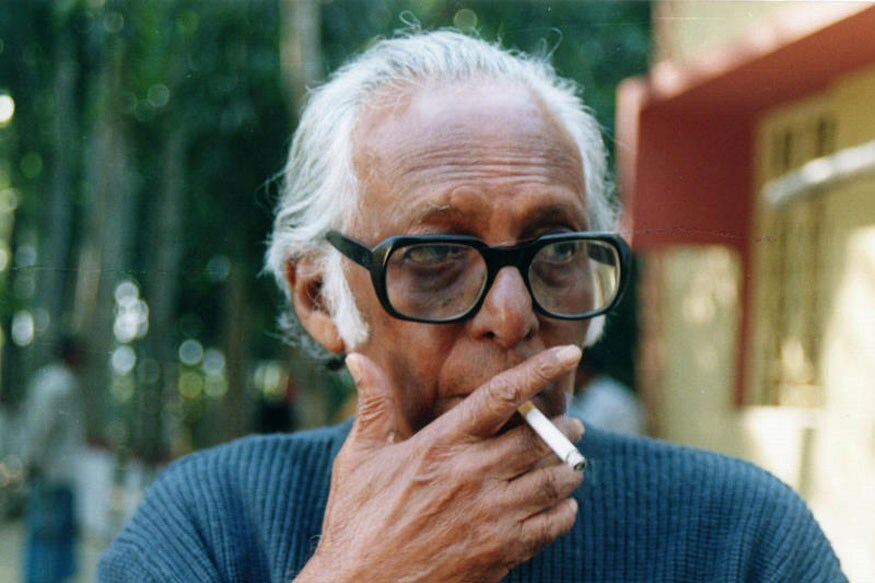 Legendary Bengali Filmmaker Mrinal Sen Passes Away at 95.. ఇండియన్ సినిమా ముఖచిత్రాన్ని మార్చేసిన దర్శకుల్లో ముందు వరసలో ఉండే దర్శకులు చాలా తక్కువ మంది ఉంటారు. అందులో అగ్రపథాన ఉండే దర్శక దిగ్గజం మృనాల్ సేన్. ఈయన డిసెంబర్ 30న కన్నుమూసారు. ఆయన వయసు 95 సంవత్సరాలు. కోల్కతాలోని ఆయన స్వగృహంలోనే మృనాల్ తుదిశ్వాస విడిచారు. mrinal sen movies,mrinal sen death,mrinal sen died,mrinal sen dies at 95,mrinal sen bengali movies,mrinal sen bengali movies,mrinal sen movies,మృనాల్ సేన్,మృనాల్ సేన్ మరణం,మృనాల్ సేన్ కన్నుమూత,మృనాల్ సేన్ దర్శకుడు,మృనాల్ సేన్ బెంగాలి దర్శకుడు,మృనాల్ సేన్ లెజెండరీ దర్శకుడు,భారతీయ సినిమాలో దిగ్గజ దర్శకుడు మృనాల్ సేన్ కన్నుమూత,