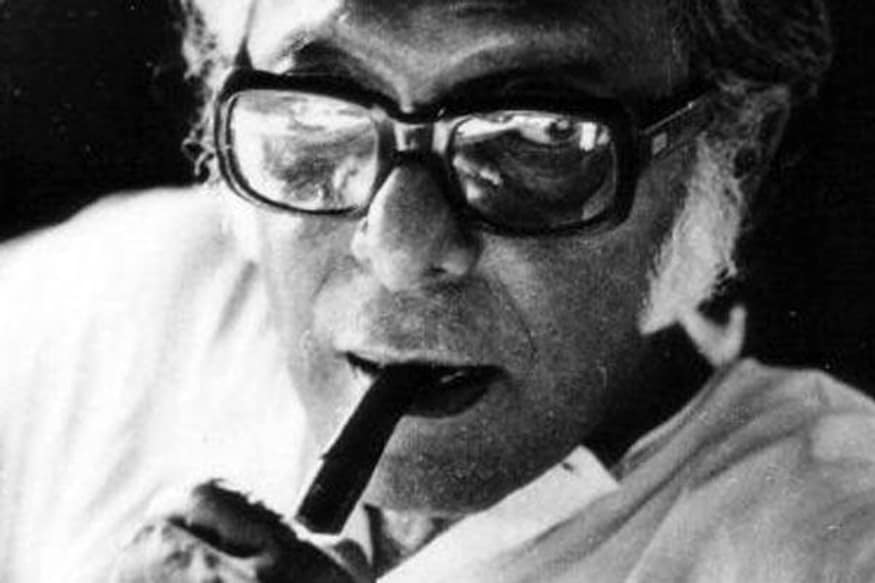 Legendary Bengali Filmmaker Mrinal Sen Passes Away at 95.. ఇండియన్ సినిమా ముఖచిత్రాన్ని మార్చేసిన దర్శకుల్లో ముందు వరసలో ఉండే దర్శకులు చాలా తక్కువ మంది ఉంటారు. అందులో అగ్రపథాన ఉండే దర్శక దిగ్గజం మృనాల్ సేన్. ఈయన డిసెంబర్ 30న కన్నుమూసారు. ఆయన వయసు 95 సంవత్సరాలు. కోల్కతాలోని ఆయన స్వగృహంలోనే మృనాల్ తుదిశ్వాస విడిచారు. mrinal sen movies,mrinal sen death,mrinal sen died,mrinal sen dies at 95,mrinal sen bengali movies,mrinal sen bengali movies,mrinal sen movies,మృనాల్ సేన్,మృనాల్ సేన్ మరణం,మృనాల్ సేన్ కన్నుమూత,మృనాల్ సేన్ దర్శకుడు,మృనాల్ సేన్ బెంగాలి దర్శకుడు,మృనాల్ సేన్ లెజెండరీ దర్శకుడు,భారతీయ సినిమాలో దిగ్గజ దర్శకుడు మృనాల్ సేన్ కన్నుమూత,