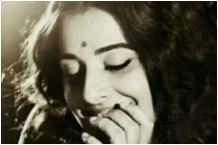 #NTRBiopic: Vidya Balan First Look.. Superb as Basavatarakam ఎన్టీఆర్ బయోపిక్ నుంచి ఒక్కో పోస్టర్ బయటికి వస్తుంటే అంచనాలు ఇంకా ఇంకా పెరిగిపోతున్నాయి. రావణుడిగా బాలయ్య లుక్ వచ్చి 24 గంటలు కూడా కాలేదు అప్పుడే మరో లుక్ విడుదల చేసారు. ఈ సారి విద్యాబాలన్ లుక్ బయటికి వచ్చింది. బసవతారకమ్మగా ఈమె లుక్ మాయ చేస్తుంది. #NTRBiopic,Vidya Balan First Look,vidya balan movies,vidya balan ntr,vidhya balan in ntr biopic,vidhya balan basavatarakam,ntr biopic vidya balan,balakrishna vidya balan,balakrishna ntr biopic,telugu cinema,విద్యాబాలన్,విద్యాబాలన్ ఎన్టీఆర్ బయోపిక్,బసవతారకం విద్యాబాలన్,విద్యాబాలన్ బాలకృష్ణ,బాలయ్య ఎన్టీఆర్ బయోపిక్,తెలుగు సినిమా,క్రిష్ విద్యాబాలన్,తెలుగు సినిమా ఎన్టీఆర్ బయోపిక్ విద్యాబాలన్,