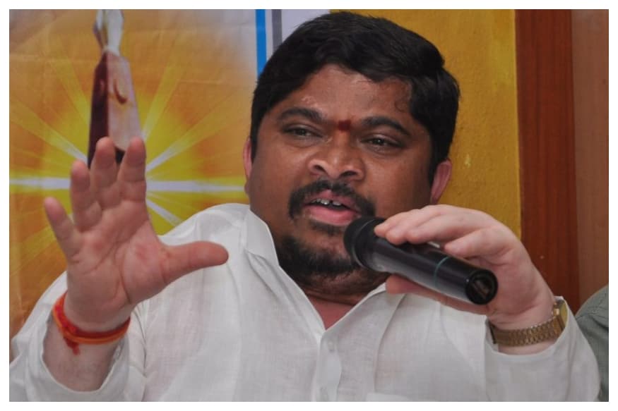 పవన్ తెలంగాణ వ్యతిరేకి.. ఆయనతో కేసీఆర్ చర్చలేంటి : పొన్నం