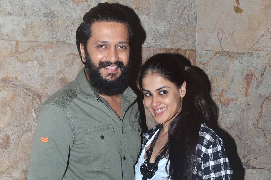 Bommarillu beauty Genelia D'souza Planning for her Re entry.. జెనీలియా.. ప్రత్యేకంగా పరిచయం అవసరం లేని పేరు. తెలుగుతో పాటు హిందీ, తమిళ్లోనూ సినిమాలు చేసింది ఈ ముద్దుగుమ్మ. "బొమ్మరిల్లు"లో హహ హాసిని అంటూ జెన్నీ చేసిన రచ్చ ఇప్పటికీ మరిచిపోలేరు. ఆ తర్వాత రితేష్ దేశ్ముఖ్ను పెళ్లి చేసుకుని వెళ్లిపోయింది. పెళ్ళి తర్వాత సినిమాలకు పూర్తిగా దూరమైంది ఈ ముద్దుగుమ్మ. మళ్లీ ఇన్నేళ్లకు ఈ భామ మనసు సినిమాల వైపు వస్తుంది. Genelia D'souza,Genelia D'souza telugu news,Genelia D'souza news,genelia d'souza movies,genelia d'souza re entry,genelia d'souza telugu cinema,జెనిలియా తెలుగు సినిమా,జెనిలియా డిసౌజా తెలుగు న్యూస్,జెనిలియా డిసౌజా రీ ఎంట్రీ,జెనిలియా డిసౌజా బొమ్మరిల్లు,తెలుగు సినిమా,రితేష్ దేశ్ముఖ్ జెనిలియా