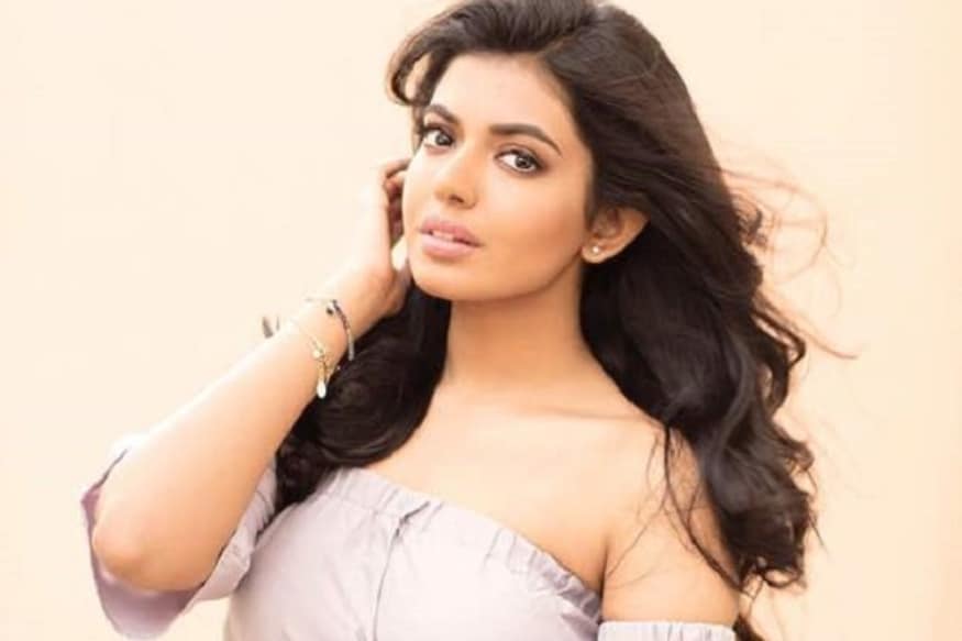 ఇప్పటికే ఇండస్ట్రీలో కొందరు వారసురాళ్లు ఉన్నారు. తెలుగులో ఇప్పటి వరకు సక్సెస్ అయిన వారసురాళ్లు అయితే ఎవరూ లేరు కానీ వరసగా సినిమాలు అయితే చేస్తున్నారు. ఇదే కోవలో ఇప్పుడు శివానీ రాజశేఖర్ కూడా వస్తుంది. రాజశేఖర్, జీవిత నట వారసురాలిగా వస్తున్న ఈ భామ.. తొలి సినిమా ‘2 స్టేట్స్’ షూటింగ్ వేగంగా జరుగుతుంది. బాలీవుడ్ సినిమా ‘2 స్టేట్స్’ రీమేక్గా ఇది తెరకెక్కుతుంది. Shivani Rajasekhar First movie 2 States Will be Shot In US.. Shivani Rajasekhar,Shivani Rajasekhar adivi sesh,Shivani Rajasekhar First movie,Shivani Rajasekhar 2 States,Shivani Rajasekhar 2 states movie in us,telugu cinema,శివానీ రాజశేఖర్,శివానీ రాజశేఖర్ తొలి సినిమా,శివానీ రాజశేఖర్ 2 స్టేట్స్,శివానీ రాజశేఖర్ మూవీ,రాజశేఖర్ కూతురు శివానీ రాజశేఖర్,అడవి శేష్ శివానీ రాజశేఖర్