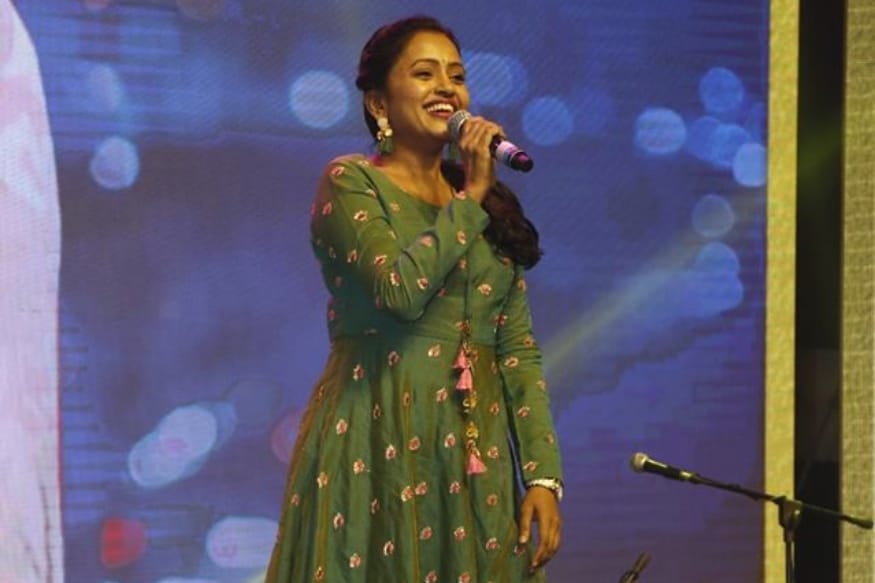 Jabardasth Anchors Rashmi Gautam and Anasuya Bharadwaj Remuneration details pk.. యాంకర్లే కదా.. ఏం సంపాదిస్తారులే అనుకుంటున్నారా..? ఒక్కసారి వాళ్ల రెమ్యునరేషన్ తెలిస్తే.. వాళ్ళు నెలకు సంపాదించే లెక్క తెలిస్తే కొందరు గుండె కూడా ఆగిపోతుంది. ఇప్పుడు ఇండస్ట్రీలో ఉన్న కొందరు హీరోయిన్ల కంటే కూడా మన దగ్గర స్టార్ యాంకర్లు ఎక్కువగా సంపాదిస్తున్నారు. telugu anchors remuneration,jabardasth remuneration,jabardasth anchors remuneration,telugu anchor remunaration,telugu anchor suma kanakala remuneration,jabardasth anchor anasuya remuneration,telugu jabardasth anchor rashmi gautam remuneration,telugu cinema,తెలుగు యాంకర్లు,జబర్దస్త్ యాంకర్ అనసూయ,జబర్దస్త్ యాంకర్ రష్మి గౌతమ్,జబర్దస్త్ యాంకర్స్ రెమ్యునరేషన్స్,తెలుగు యాంకర్ల రెమ్యునరేషన్,తెలుగు యాంకర్ సుమ రెమ్యునరేషన్,తెలుగు సినిమా