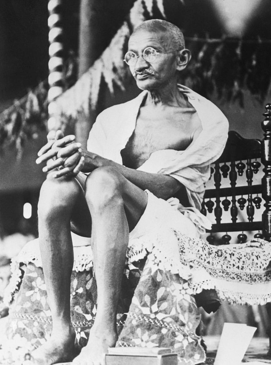 10. లండన్లో రౌండ్ టేబుల్ సమావేశంలో మహాత్మాగాంధీ వస్త్రధారణపై వివాదం. బకింగ్హామ్ ప్యాలెస్లో కింగ్ జార్జ్ కలిసినా ఇవే దుస్తులతో ఉంటానని తేల్చిచెప్పిన మహాత్మాగాంధీ. (Image: Getty Images)