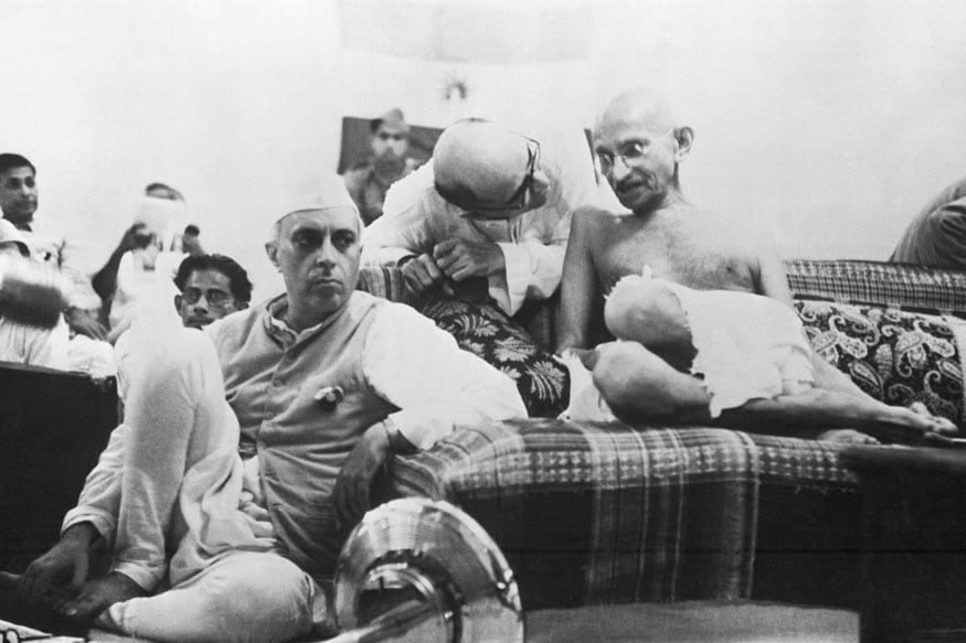 11. పండిట్ జవహర్లాల్ నెహ్రూతో మహాత్మాగాంధీ. ఆయనతో మాట్లాడుతున్న సెక్రెటరీ మహదేవ్ దేశాయ్. (Image: Getty Images)