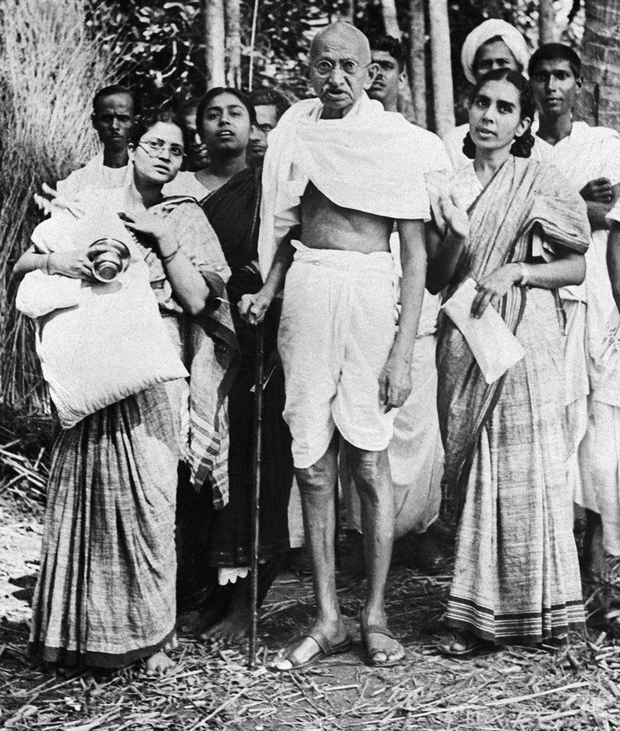 13. మనవరాలు అవా, ఫిజీషియన్ సుశీలా నాయర్తో మహాత్మాగాంధీ. (Image: Getty Images)