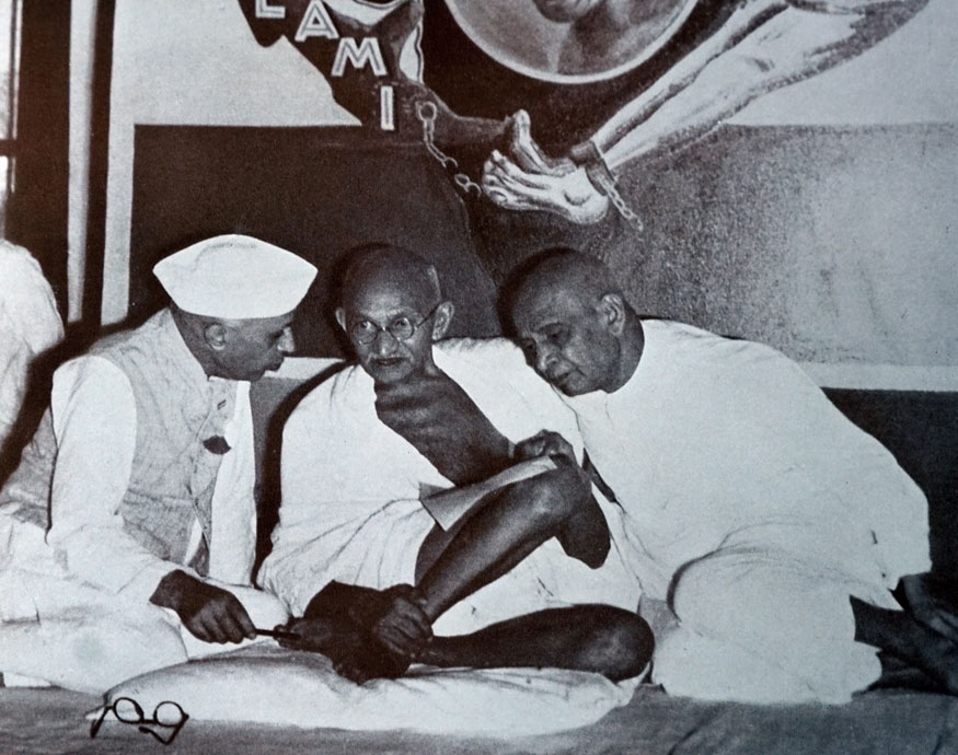 14. జవహర్లాల్ నెహ్రూ, సర్దార్ పటేల్తో మహాత్మాగాంధీ. (Image: Getty Images)