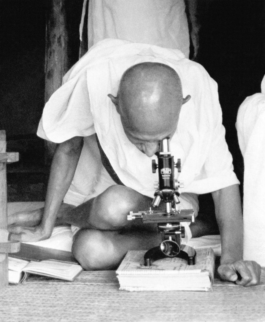 18. సేవాగ్రామ్ ఆశ్రమంలో మైక్రోస్కోప్ నుంచి లెప్రసీ బ్యాక్టీరియాను చూస్తున్న మహాత్మాగాంధీ. (Image: Getty Images)