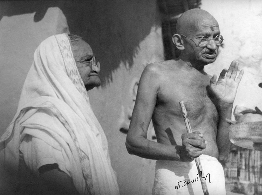 19. తన భార్య కస్తూర్బా గాంధీతో మహాత్మాగాంధీ. (Image: Getty Images)