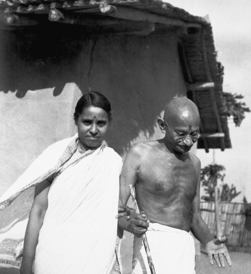 20. సేవాగ్రామ్ ఆశ్రమంలో ప్రేమాబెహన్ కంతక్తో మహాత్మాగాంధీ. (Image: Getty Images)