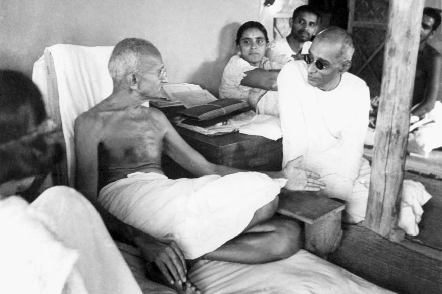 21. సేవాగ్రామ్ ఆశ్రమంలో చక్రవర్తి రాజగోపాలాచారితో మహాత్మాగాంధీ. (Image: Getty Images)