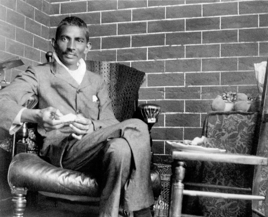 25. దక్షిణాఫ్రికాలోని రిజిస్ట్రేషన్ ఆఫీస్లో మహాత్మాగాంధీ. (Image: Getty Images)