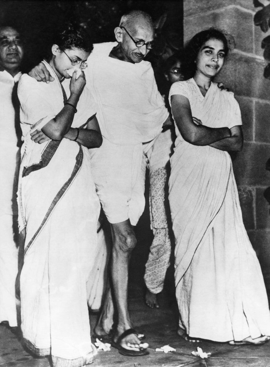28. తన ఇంట్లోని గార్డెన్లో అభా గాంధీ, డాక్టర్ సుశీలా నాయర్తో మహాత్మాగాంధీ. (Image: Getty Images)