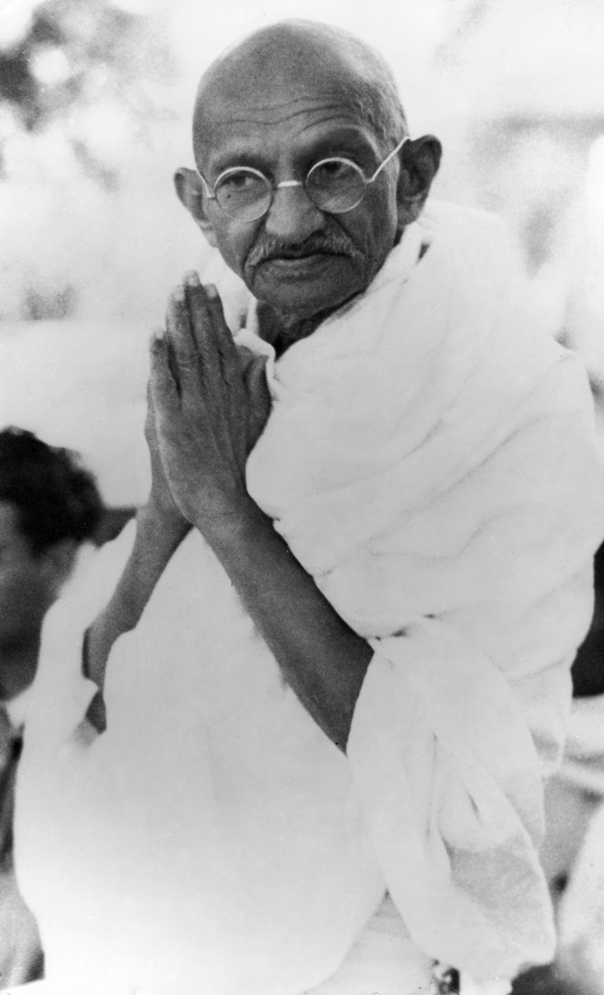 31. ప్రజలకు అభివాదం తెలుపుతున్న మహాత్మాగాంధీ. (Image: Getty Images)