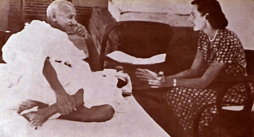36. లేడీ ఎడ్వినా మౌంట్బాటెన్తో మహాత్మాగాంధీ. (Image: Getty Images)