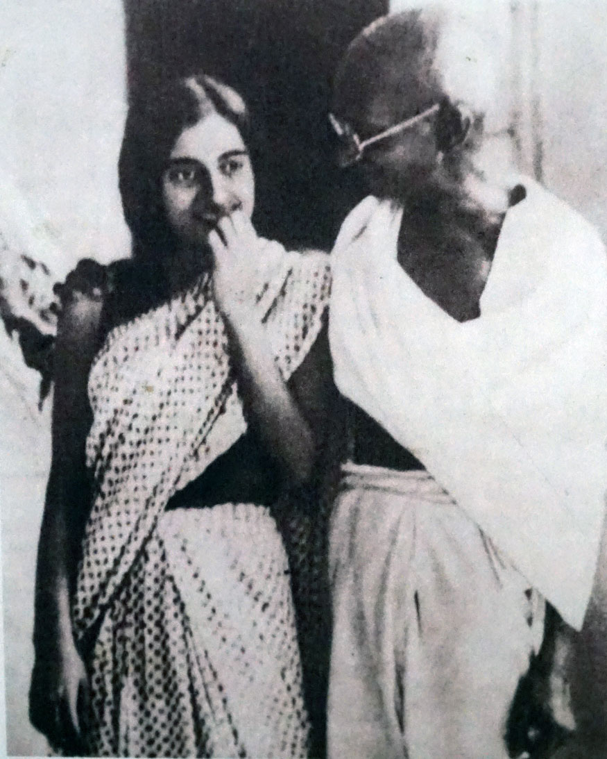 39. జవహర్లాల్ నెహ్రూ కూతురు ఇందిరా గాంధీతో కలిసి వెళ్తున్న మహాత్మాగాంధీ. (Image: Getty Images)