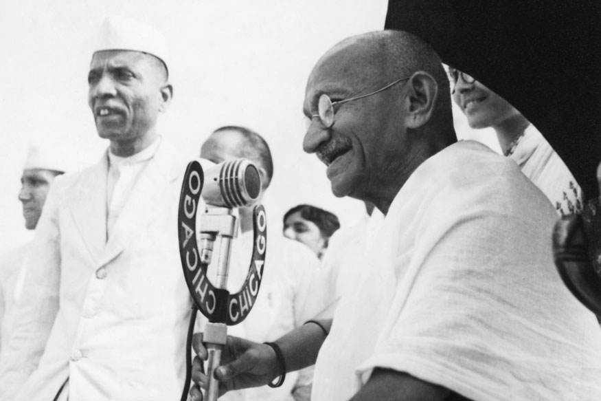 3. పూణెలో మైక్రోఫోన్లో మాట్లాడుతున్న మహాత్మాగాంధీ. (Image: Getty Images)